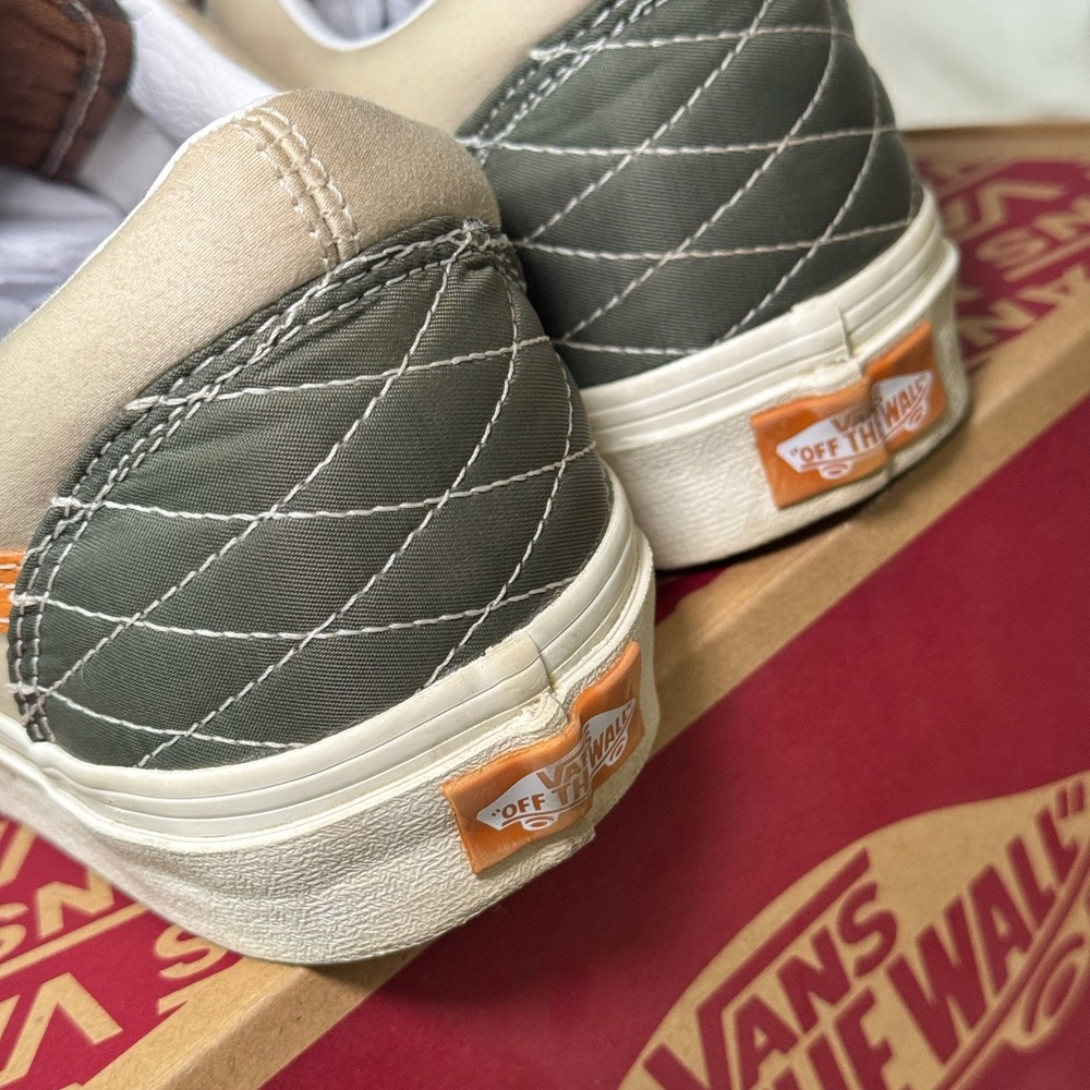 Vans Men’s Old Skool Low-Top Sneakers (Men’s 8.5/ Womens 10) - Picture 7 of 7